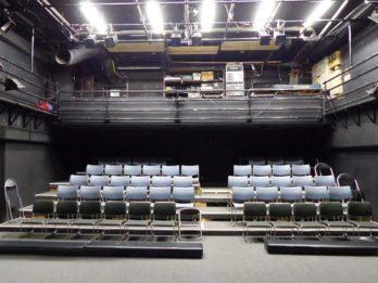舞台空間と客席が密接した臨場感溢れる小劇場です。